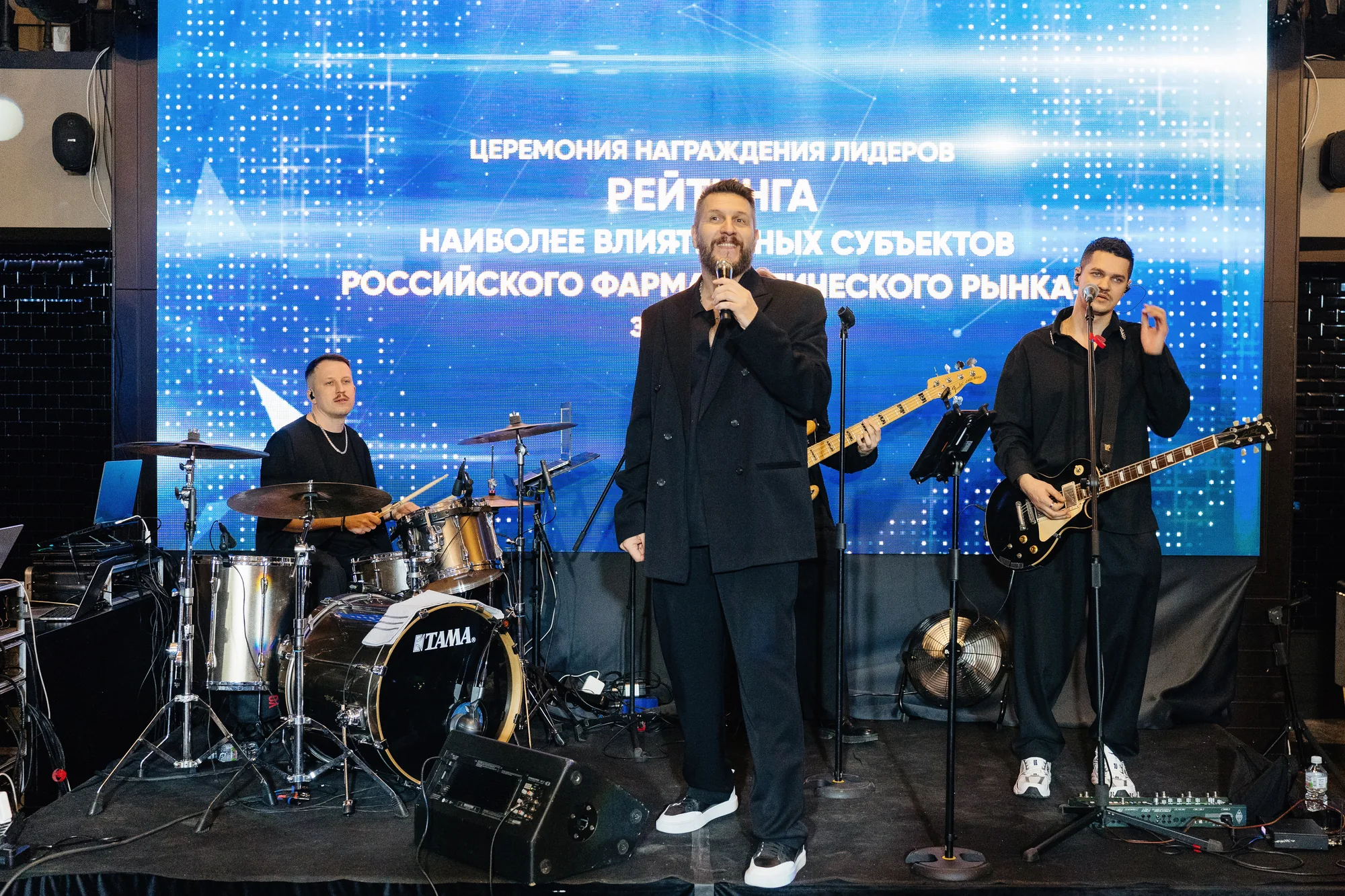 Музыканты на концертной сцене